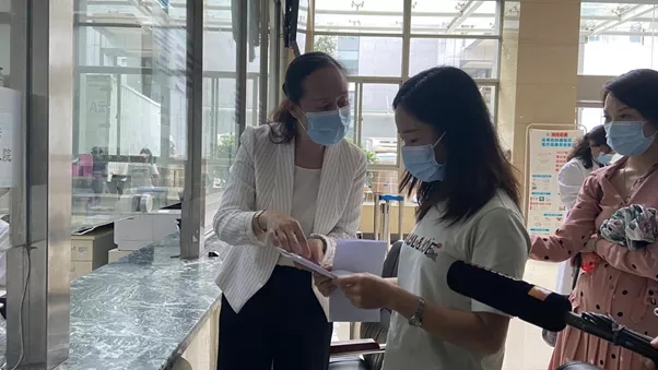 【局长处长科长走流程】省医保局党组成员、副局长王艳君到云南省肿瘤医院开展“局长处长科长走流程”活动