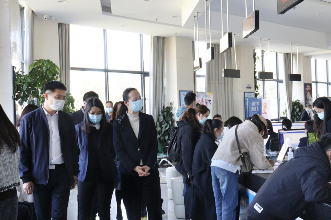 省医保局王艳君局长到官渡区医保中心调研医保经办服务窗口